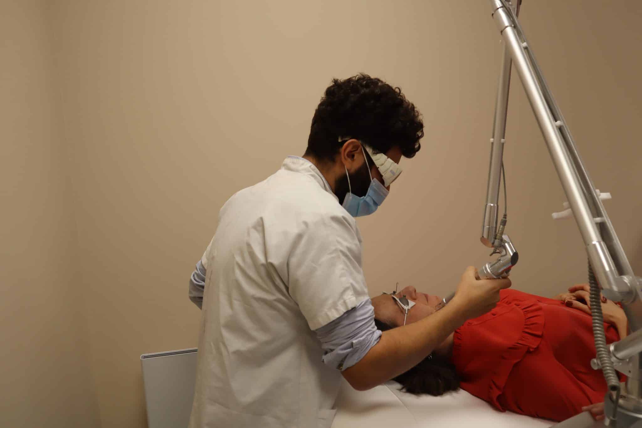 Séance de traitement laser au centre Dermo Laser Montpellier